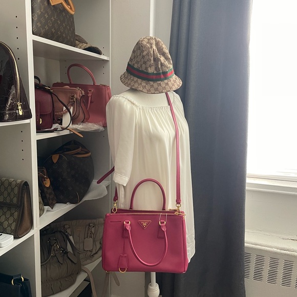 ๐PRADA Saffiano Lux FUXIA two way bag๐ - Picture 6 of 17